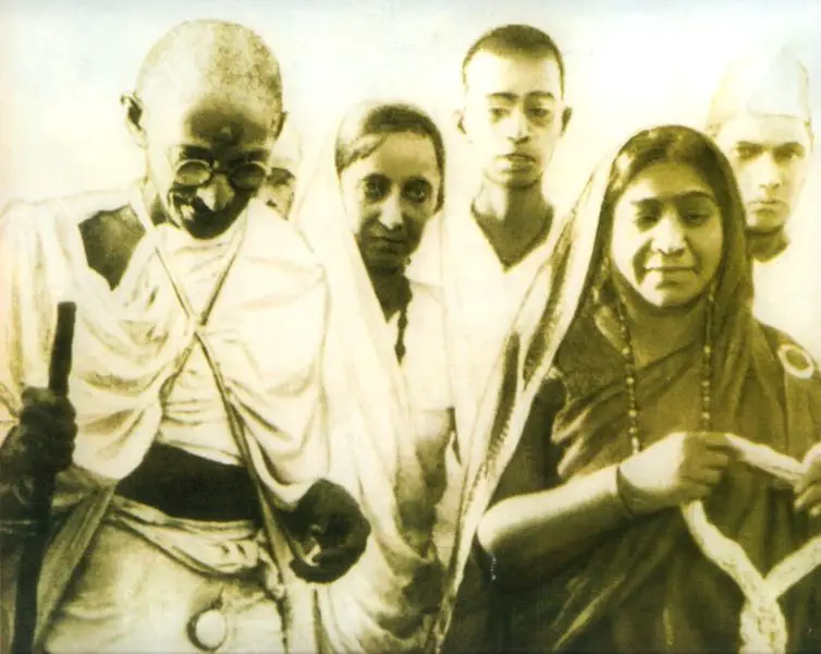 File:Mahatma Sarojini Naidu 1930.jpg
