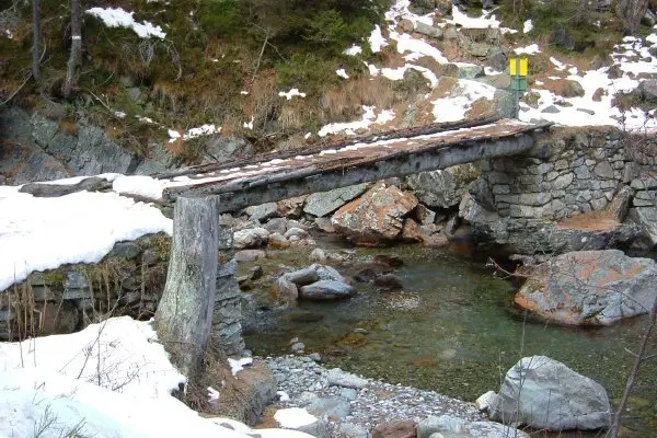 File:Vallorcine footpath bridge 2003-12-13.jpg