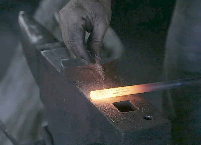 File:Removing rust with sand.jpg