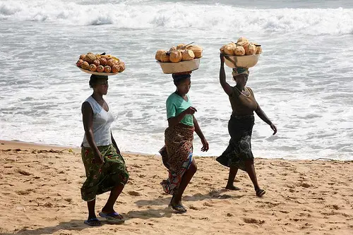 File:Women with fruit in Bassam, Ivory Coast.jpg
