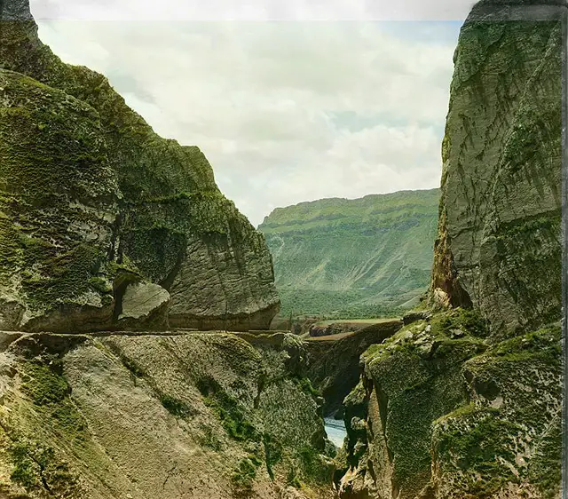 File:Chechenya gorge2.jpg