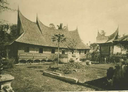 File:Rumah gadang 1910.jpg