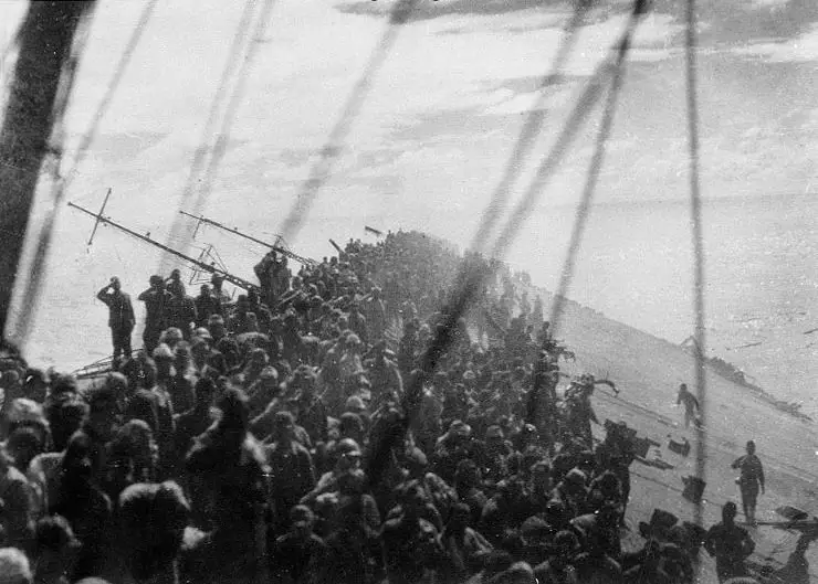 File:Lowering the flag on Zuikaku.jpg