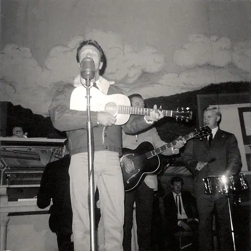 File:Marty-robbins-on-stage.jpg