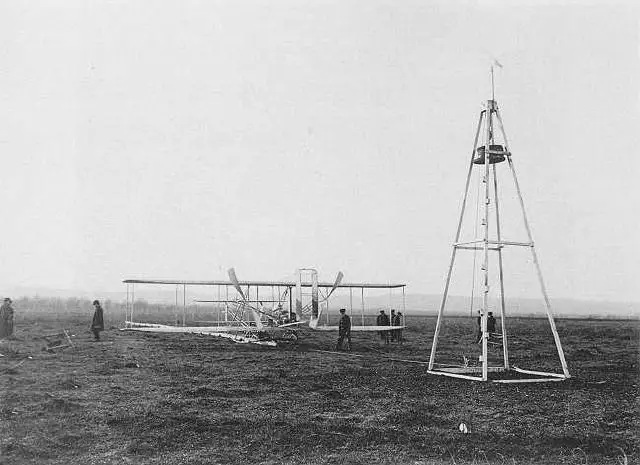 File:1909 Flyer and Derrick.jpg