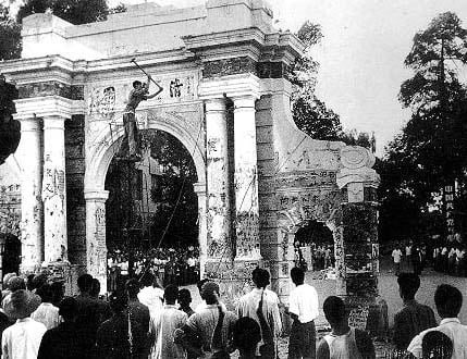 Students and Tsinghua University attack the old Tsinghua Gate, which would later be rebuilt.