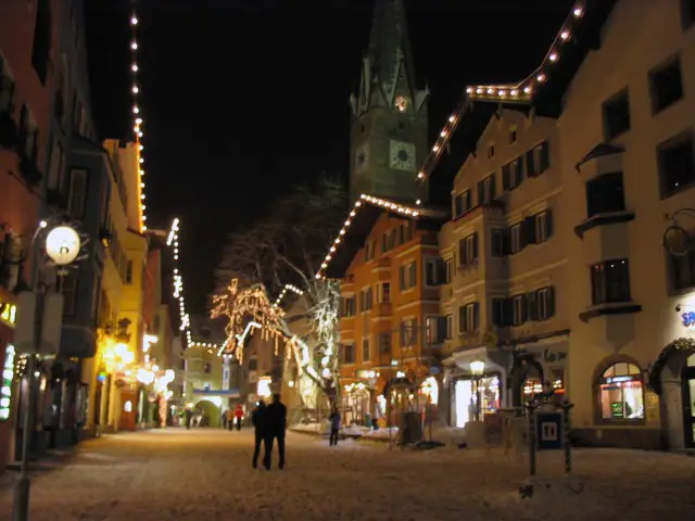 File:Kitzbühel by night.jpg