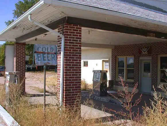 File:DSCN5136 abandonedgasstation e.jpg