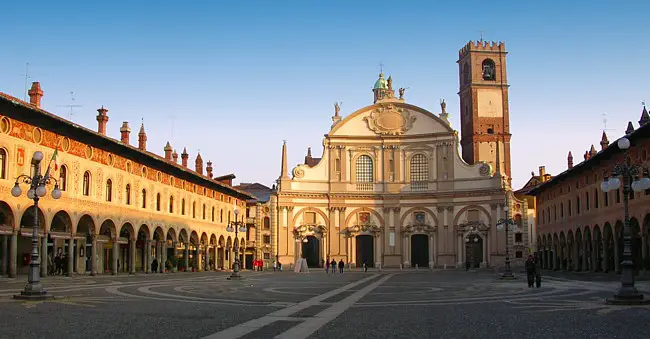 File:Vigevano0001.jpg