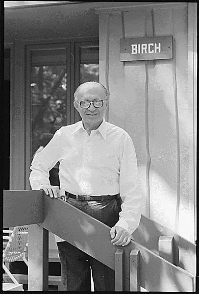 File:Menahem Begin poses at Camp David 1978.jpg