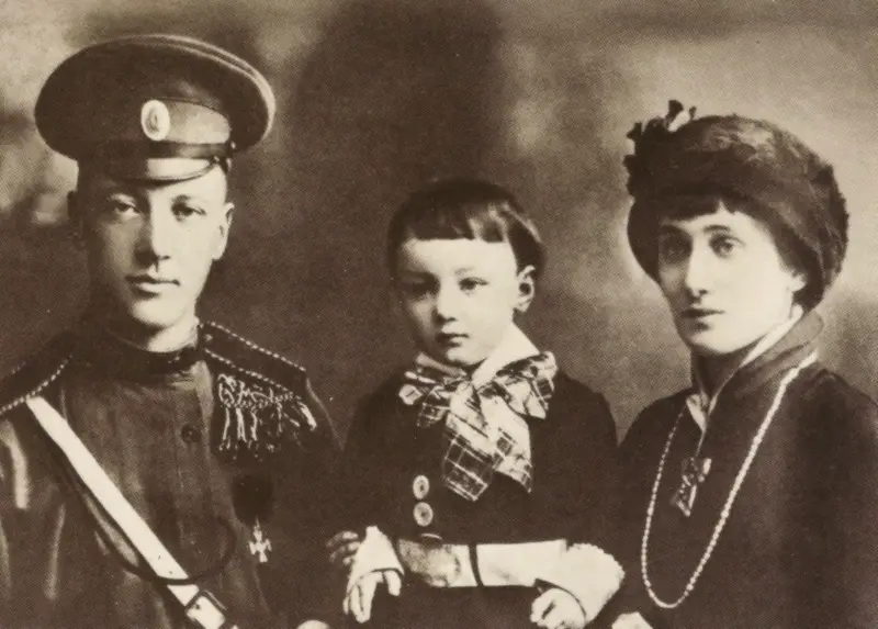 File:NandLGumilevs andAkhmatova1913.jpg