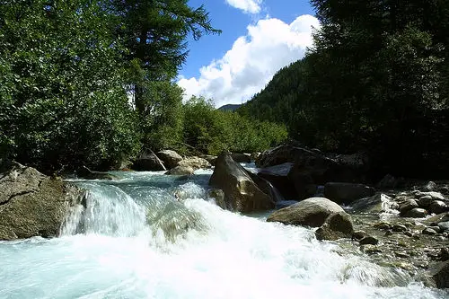 File:Mont Blanc Stream, Italy..jpg