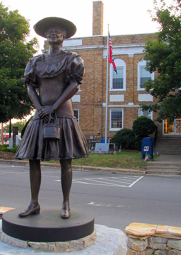 Minnie Pearl statue in Centerville, Tennessee