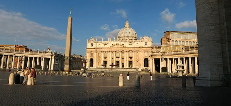 File:StPetersBasilica01 gobeirne.jpg