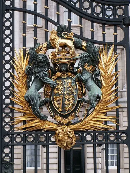 File:Buckingham Gate 1 db.jpg