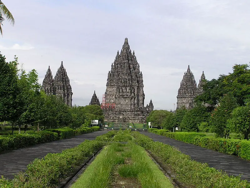 File:Gate to Prambanan complex.jpg