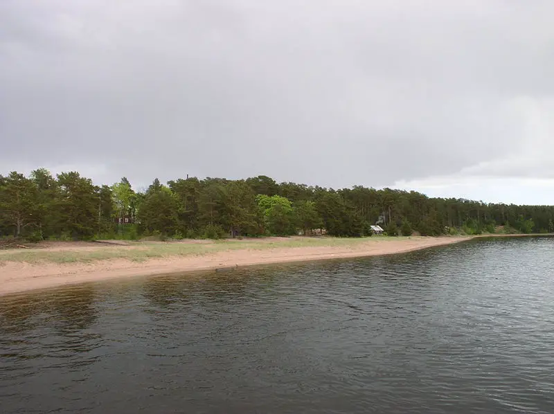 File:Konevets Sand beach.JPG