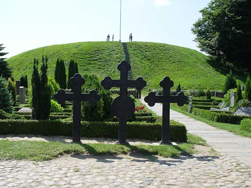 File:Jelling-Kirche suedlicher Huegel.jpg