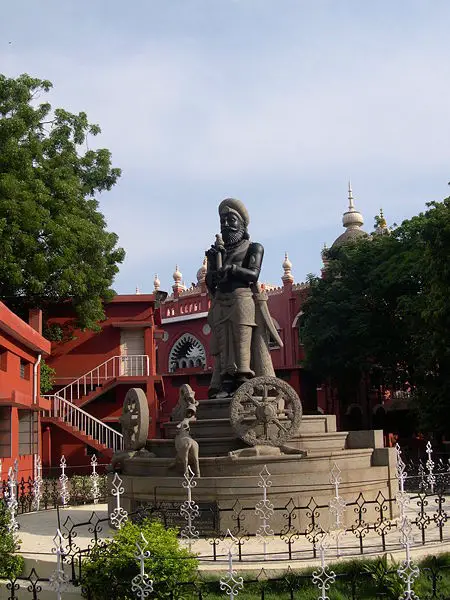 File:MadrasHighCourtManuNeedhiCholanStatue.jpg