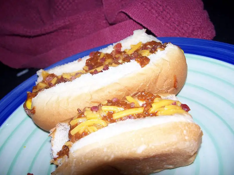 File:Baconchilidog.jpg