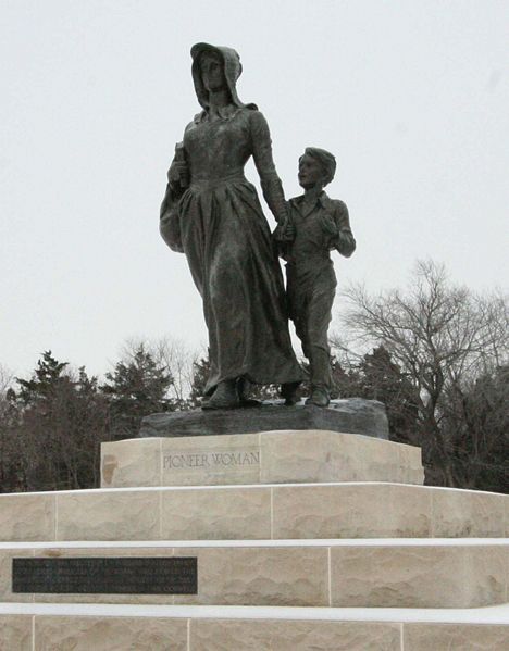 File:Pioneer Woman Statue.jpg