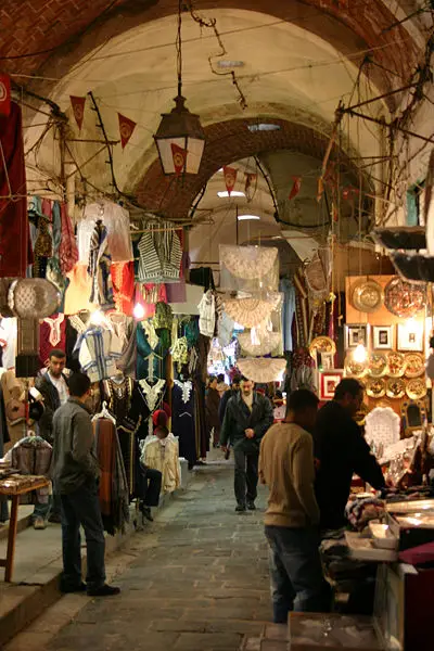 File:Souks Tunis 2.jpg