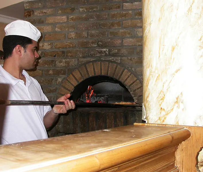 File:Pizza in oven.jpg