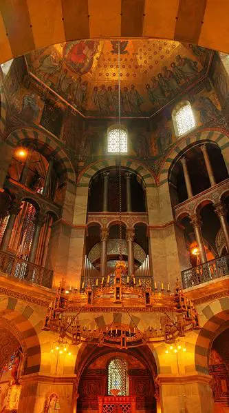 File:AachenDomInsideOktogon.jpg