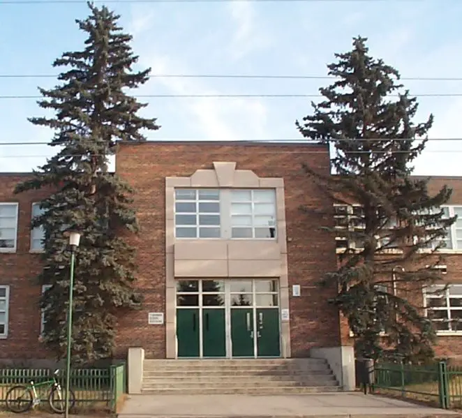 File:Queen Elizabeth Jr-Sr Calgary.jpg