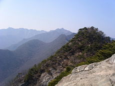 Mount_Gyeryong_from_Jang-gun_peak.jpg