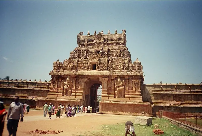 File:Entrance of brihadeshwara temple.JPG