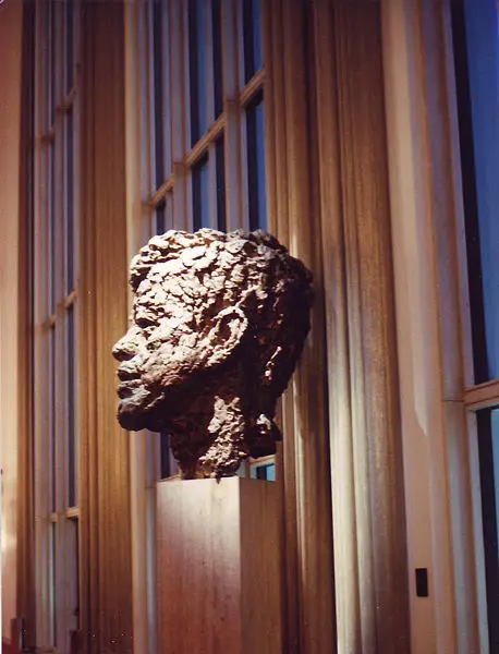 File:Bust in evening.jpg