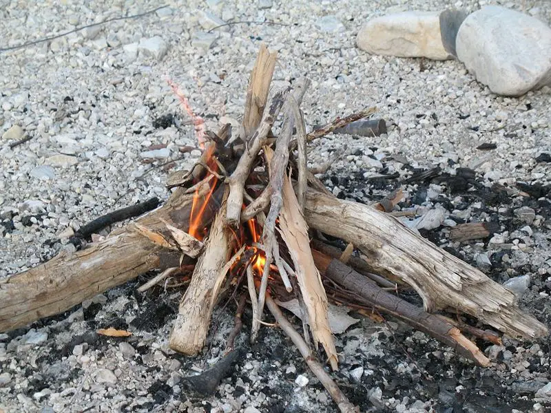 File:HolzfeuerFlussbett.jpg