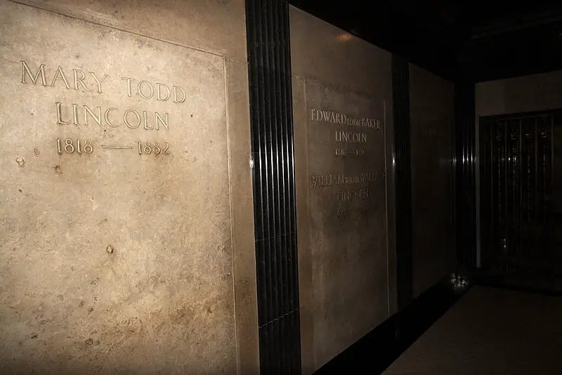 File:Mary Todd Lincoln's crypt.JPG