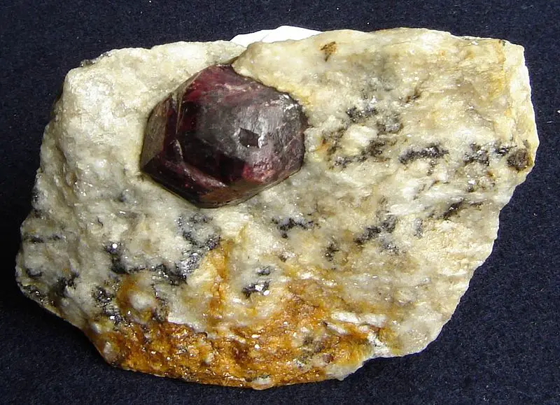 File:Almandine.jpeg