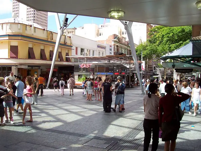 File:QueenStMall.jpg