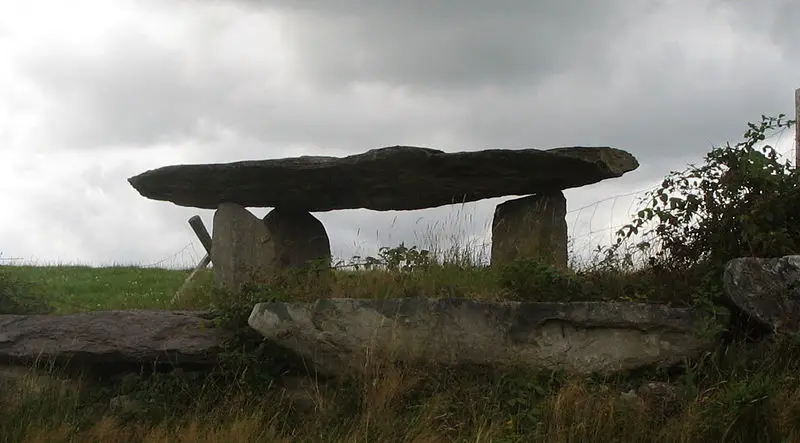 File:Knocknakilla Dolmen.jpg