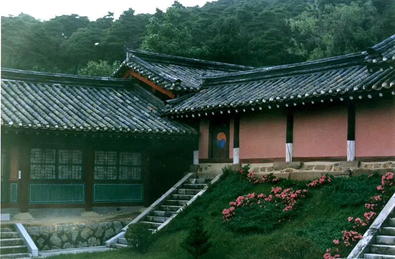 File:Confucian Scholar's Court Yard.jpg