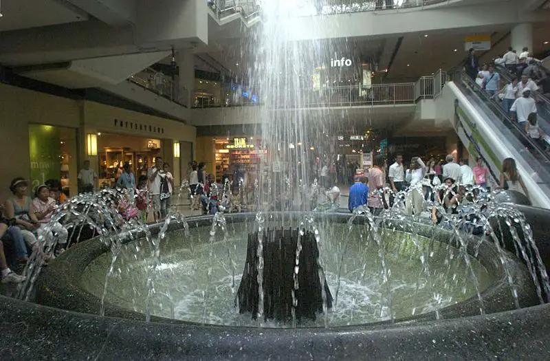 File:Eatons center fountain2005jul09 16h51q.jpg