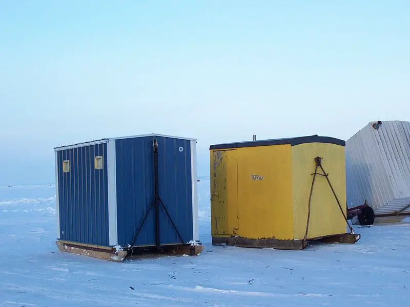 File:IceShantiesForSturgeonSpearingLakeWinnebago.jpg