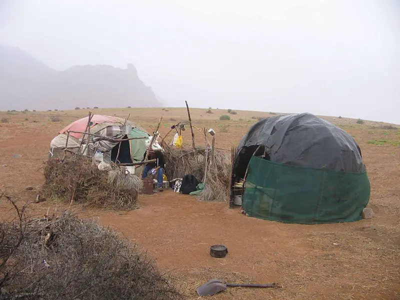 File:Nama huts.JPG