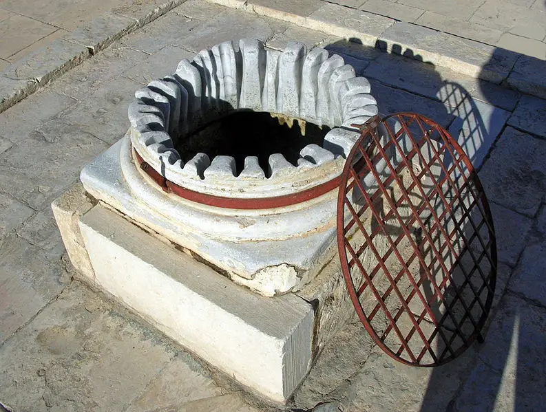 File:Puits Mosquée de Kairouan.jpg