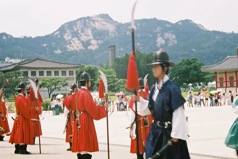 File:Gyeongbokgun-Changing.Guards-04.jpg