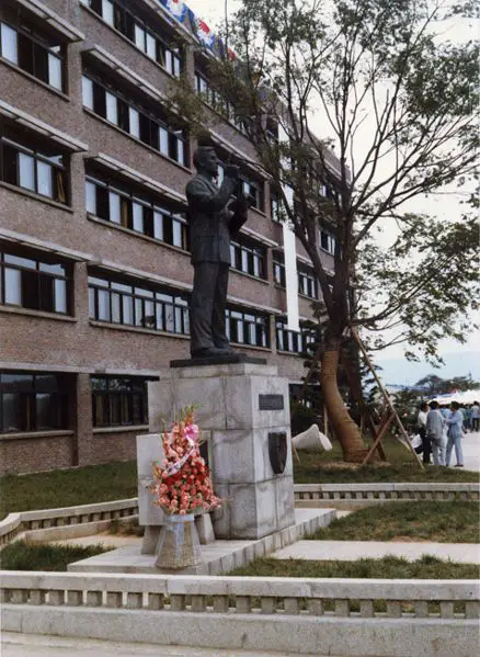 File:HG Appenzeller Paichai Statue.jpg