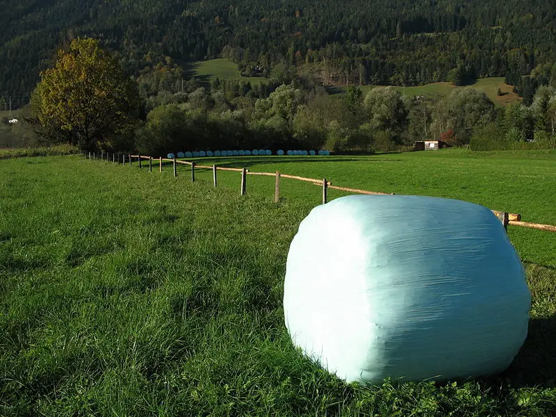 File:Heuballen Plastik Steiermark.jpg