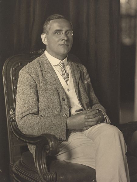 File:Schlick sitting.jpg