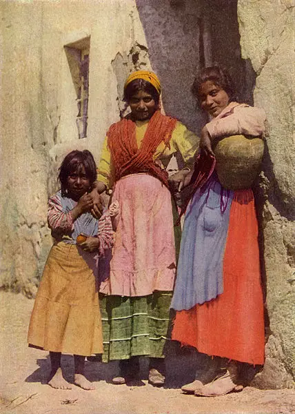 File:Spanish Gypsy Girls NGM-v31-p267.jpg