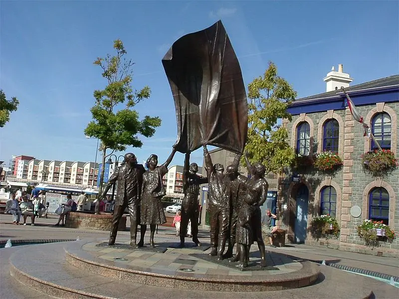 File:Statue in Liberation Square.jpg