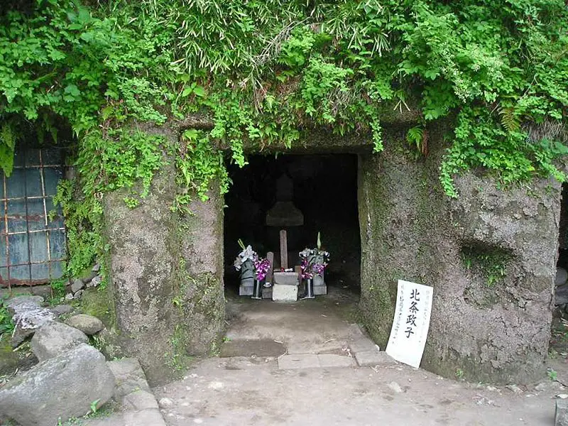 File:Hojo Masako no haka01.jpg