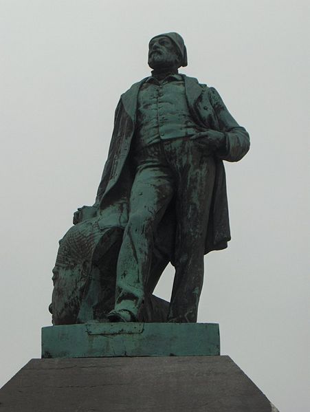 File:Auguste Mariette statue, Boulogne-sur-Mer.jpg